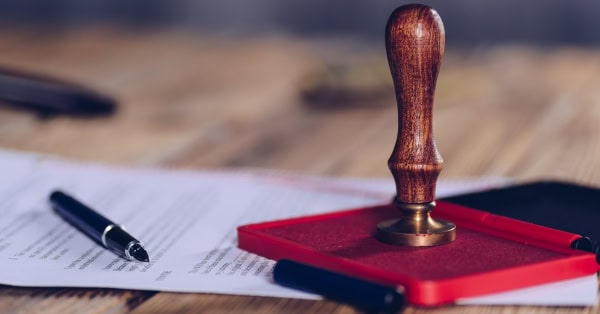 הסכם ממון לפני ואחרי הנישואים האישור הנוטריוני שחוסך ריבים וכסף - מדריך עלויות 2025